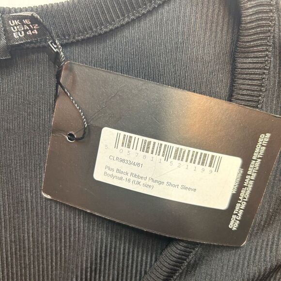 NWT PrettyLittleThing Plus Black Ribbed Plunge Short Sleeve Bodysuit Size 12 - Picture 4 of 15